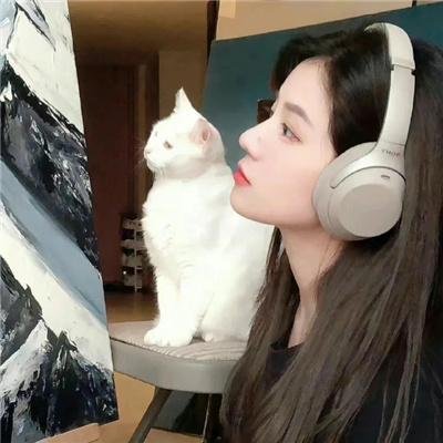戴流苏耳环的少女